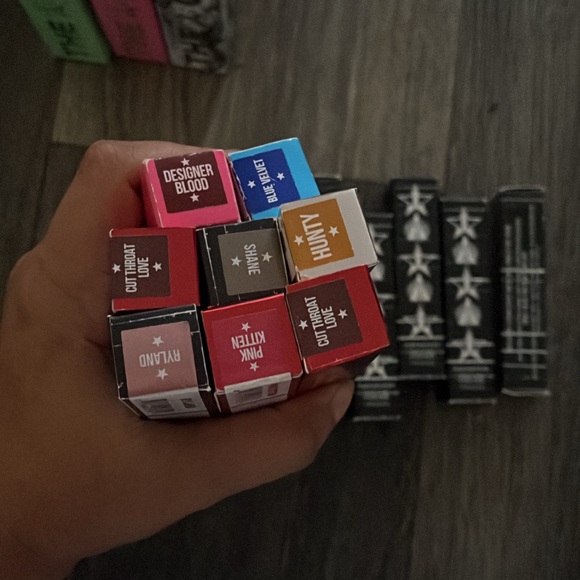 Jeffree star bundle
55 lipglosses
40 concealers
Over 150 pieces see pictures - Picture 13 of 14